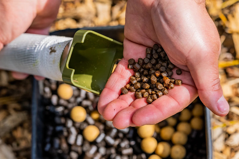 Load image into Gallery viewer, OMC CHOPSTIX Bait Chopping FADE PVA Mesh System
