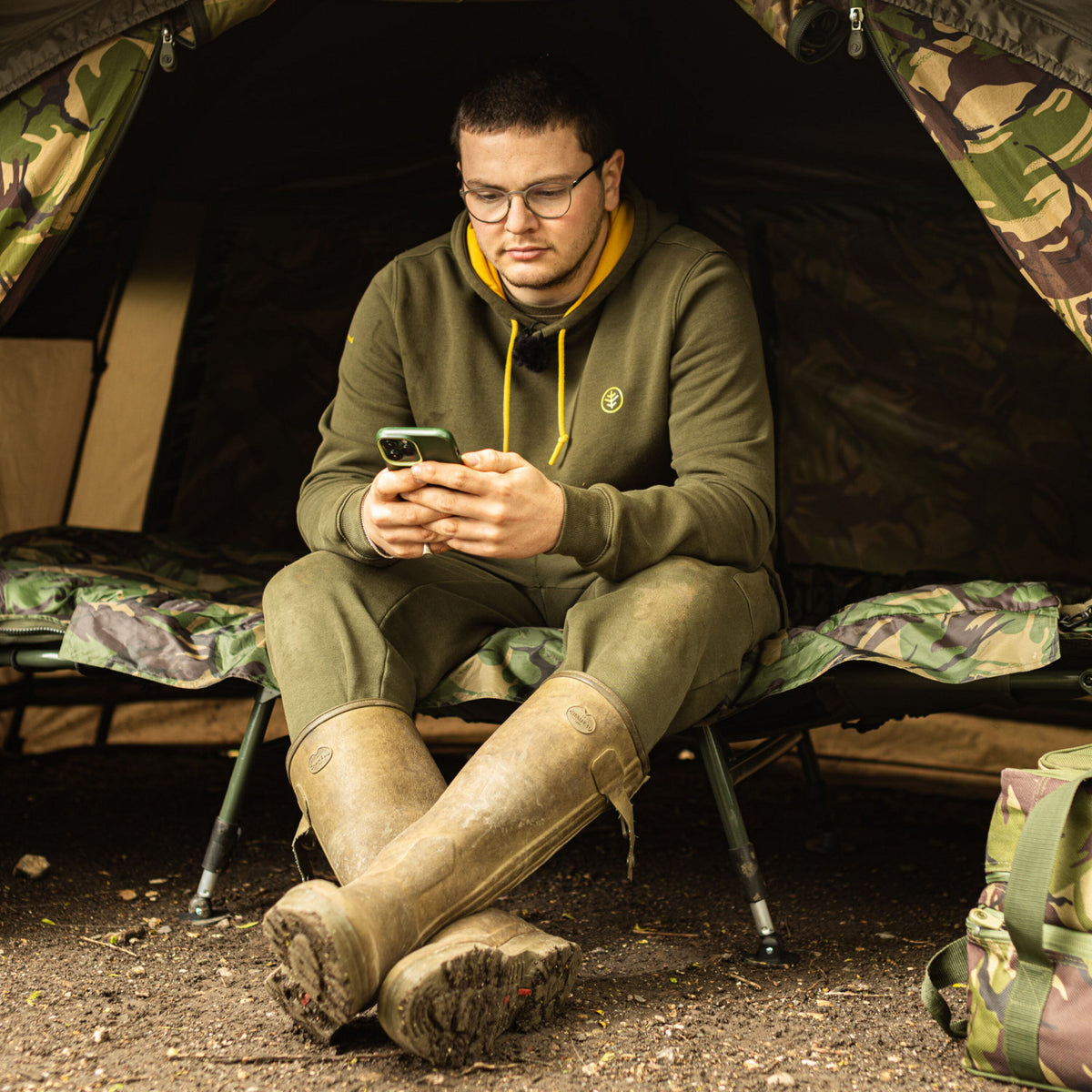 Wychwood Riot Tactical Compact 6-leg Bed Chair-2